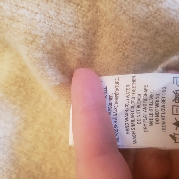 3/$25 Very soft V-Neck sweater with wider sleeves from Reitmans size L - Picture 4 of 5